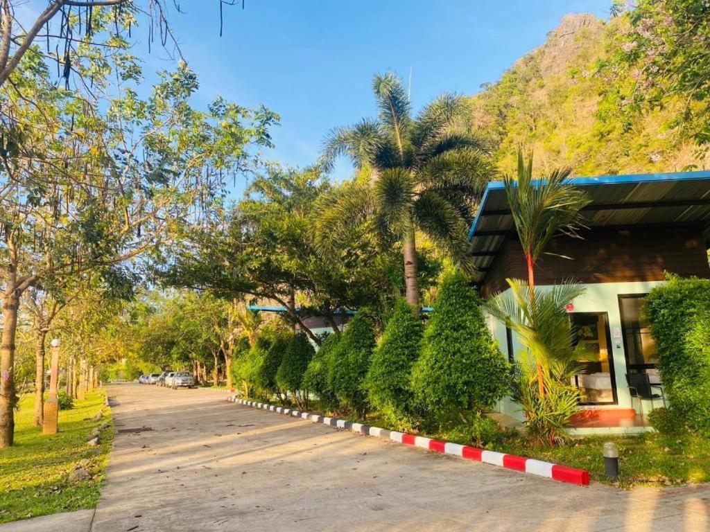Phuphayot Resort Trang Extérieur photo